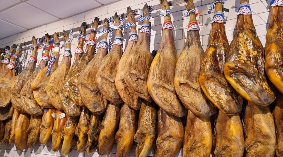 Jamoneria Fuenteksen omistaja Bernardino vie meidät kinkun oston saloihin